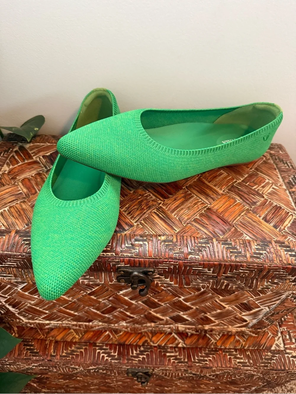 VIVAIA Aria 5° Lightweight Vibrant Green Pointed Ballet Flats US sz 11/ EU sz 43